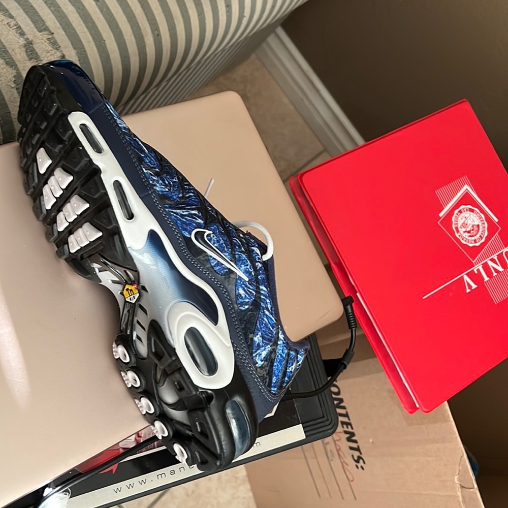 Nike Tuned Air…….11.5…..W/Box……..